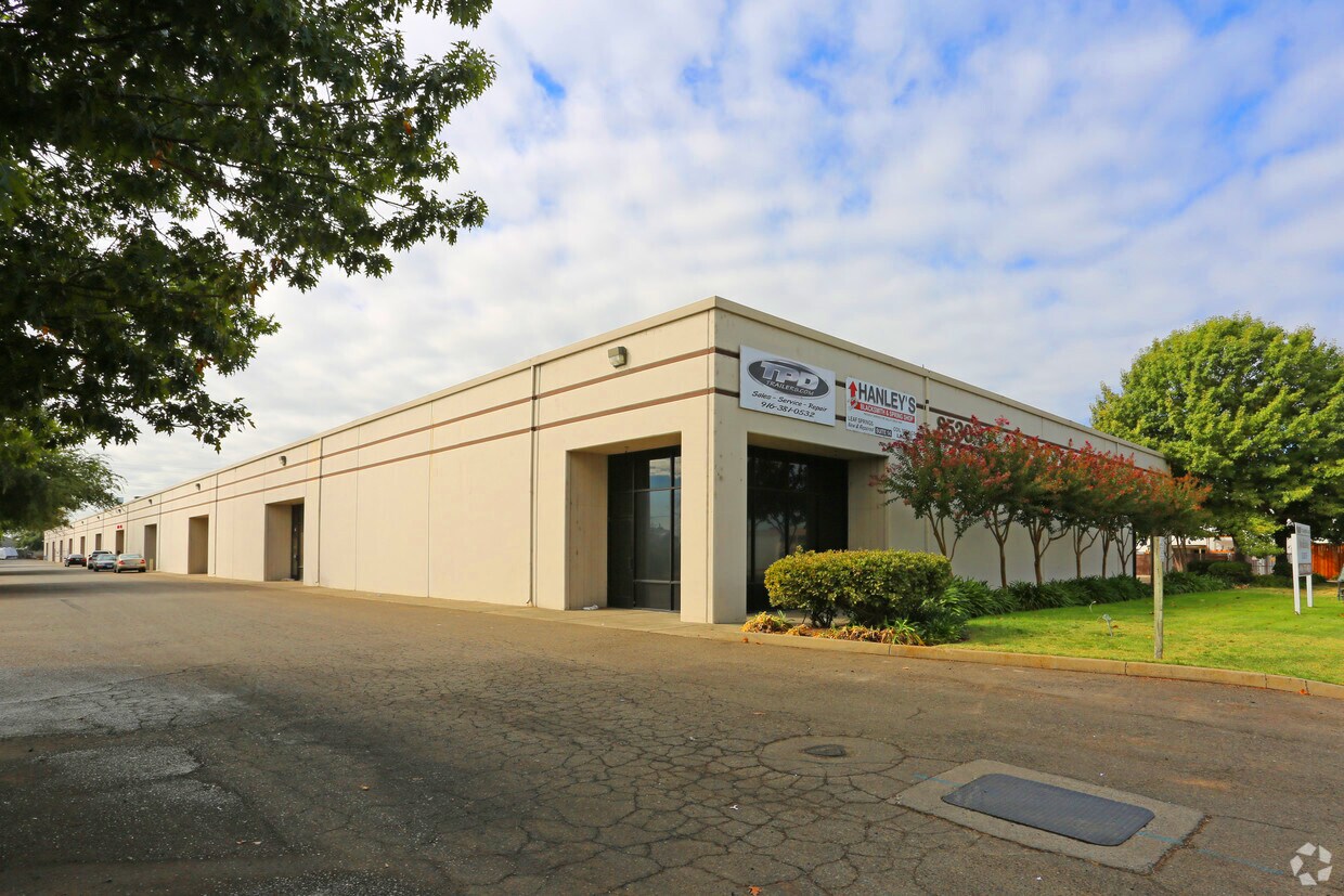 8530 Fruitridge Rd, Sacramento, CA à louer Photo de l’immeuble– Image 1 sur 24