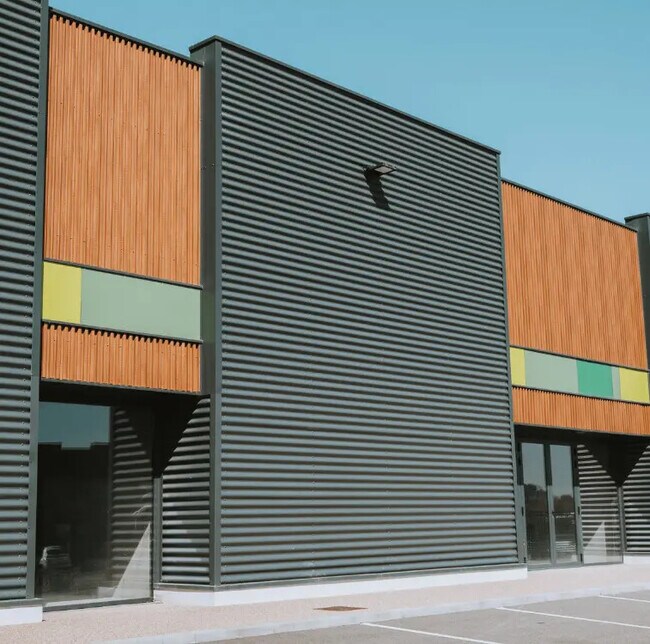 Plus de détails pour Local d’activités à vendre