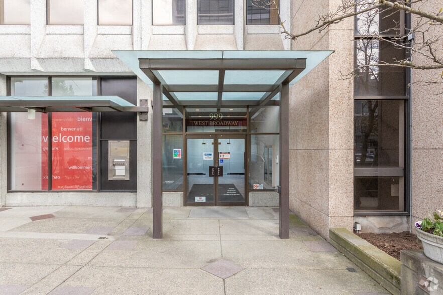 999 W Broadway, Vancouver, BC à louer - Photo de l’immeuble – Image 3 sur 4