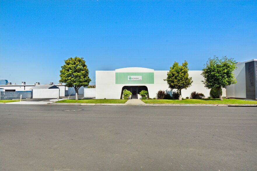 2221 S Dupont Dr, Anaheim, CA à vendre - Photo de l’immeuble – Image 1 sur 10