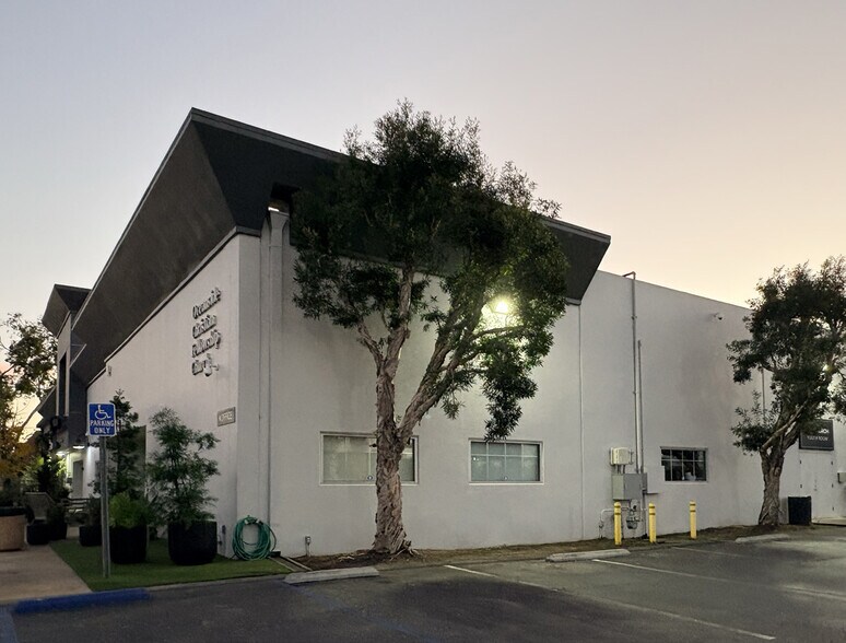 343 Coral Cir, El Segundo, CA à vendre - Photo de l’immeuble – Image 2 sur 9