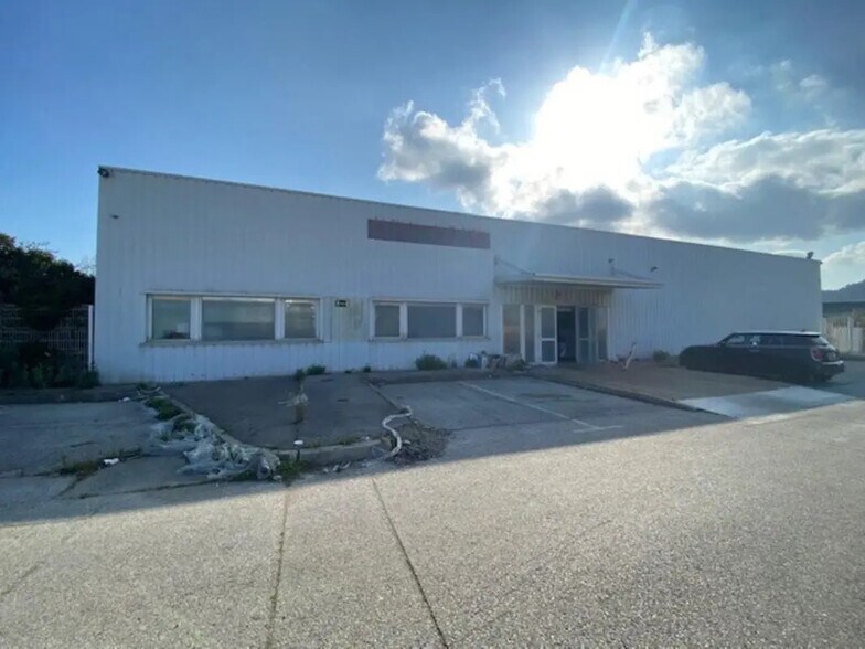 Local d’activités dans Bouc-Bel-Air à louer - Photo de l’immeuble – Image 3 sur 5