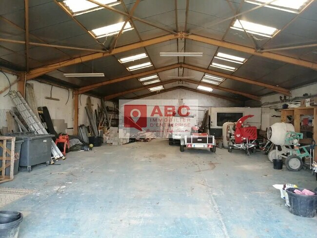 Plus de détails pour Local d'activités à louer