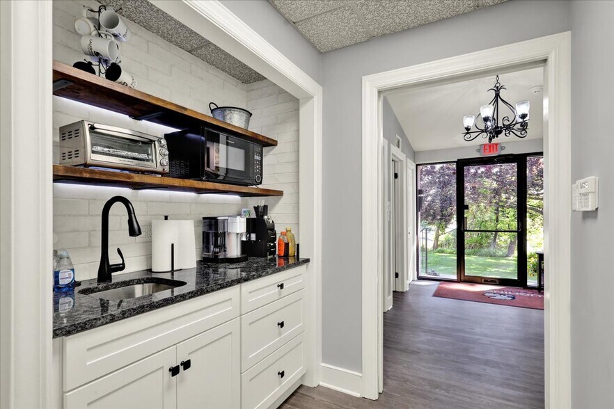879 Fritztown Rd, Sinking Spring, PA à louer - Photo de l’immeuble – Image 3 sur 23