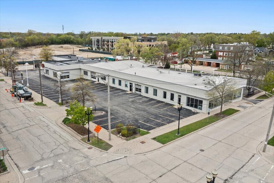 206 Cook St, Barrington, IL à vendre - Photo de l’immeuble – Image 2 sur 56