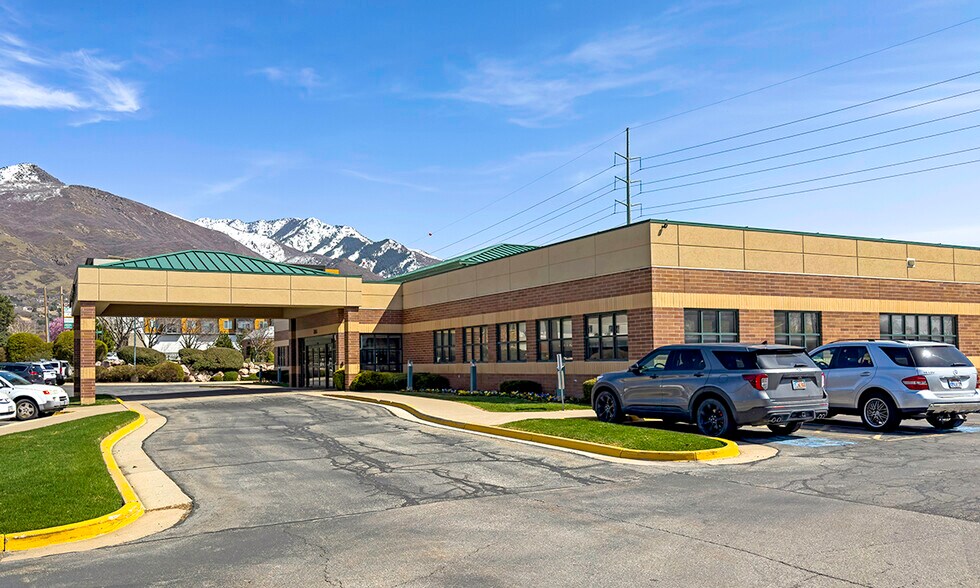 875 Country Hills Dr, Ogden, UT à louer - Photo de l’immeuble – Image 2 sur 7