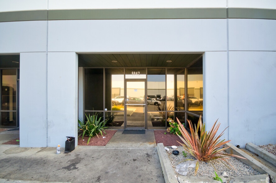 6840-6846 Suva St, Bell Gardens, CA à louer - Photo de l’immeuble – Image 3 sur 13