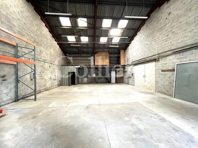 Plus de détails pour Local d'activités à louer