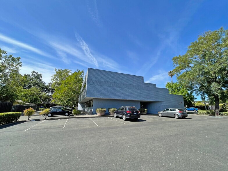 2351 Mendocino Ave, Santa Rosa, CA à louer - Photo de l’immeuble – Image 2 sur 5