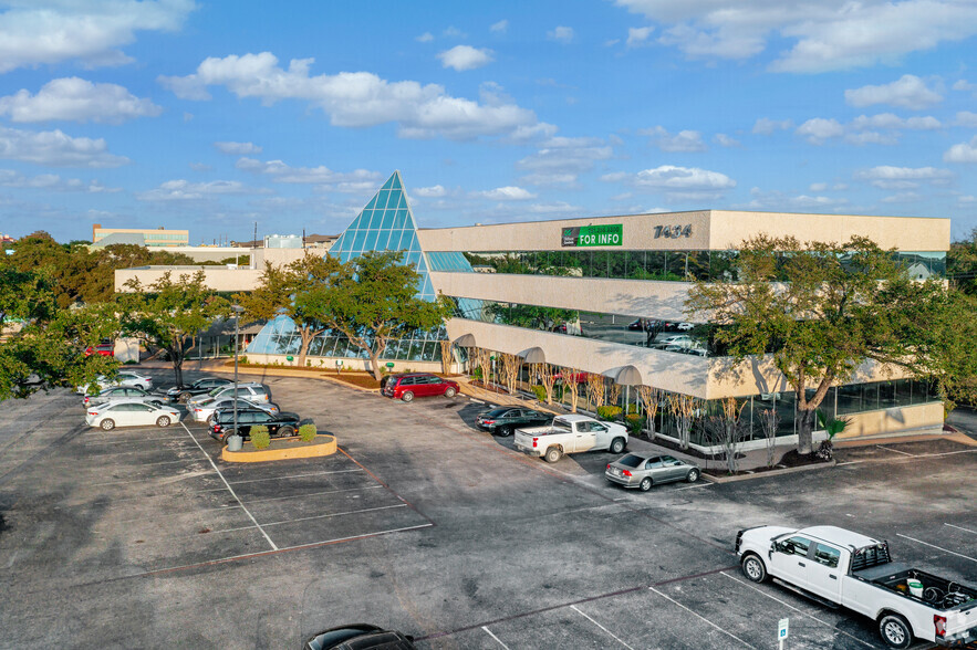 7434 Louis Pasteur Dr, San Antonio, TX à louer - Photo de l’immeuble – Image 1 sur 17