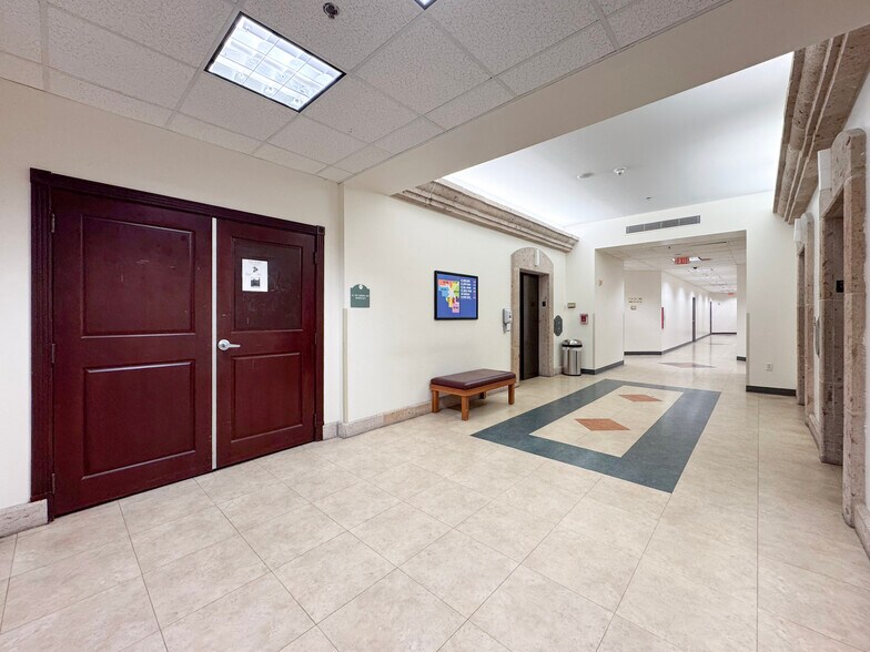 1700 E Saunders St, Laredo, TX à louer - Photo de l’immeuble – Image 3 sur 4