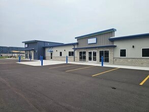 4999 Founders Ter, Hobart, WI à louer Photo de l’immeuble– Image 2 sur 6