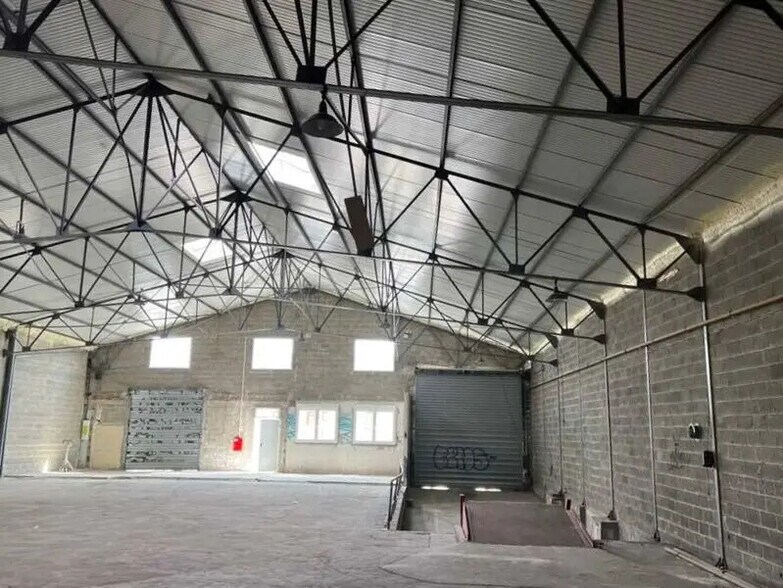 Local d’activités dans Saint-Quentin à louer - Photo intérieure – Image 1 sur 4