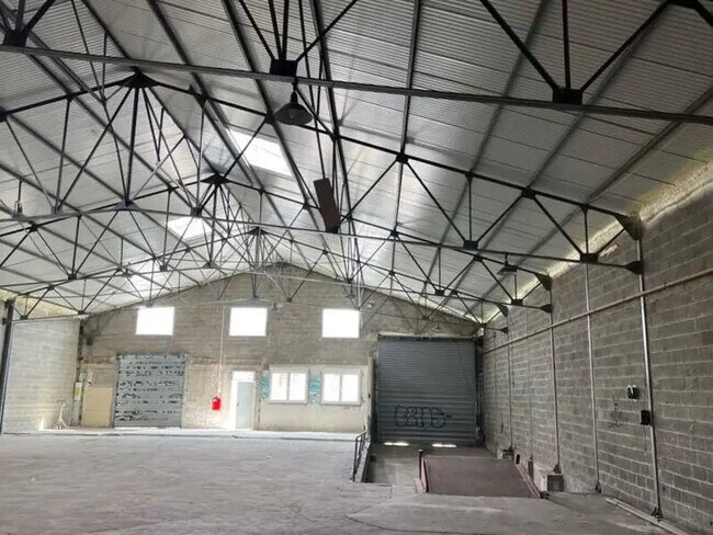 Plus de détails pour Local d'activités à louer