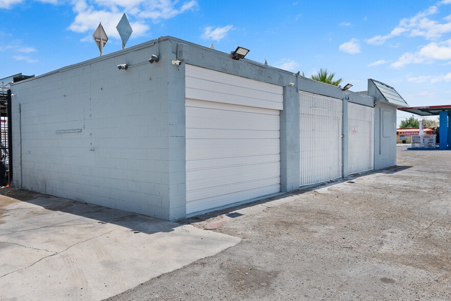 1961 E Charleston Blvd, Las Vegas, NV à louer - Photo de l’immeuble – Image 3 sur 16