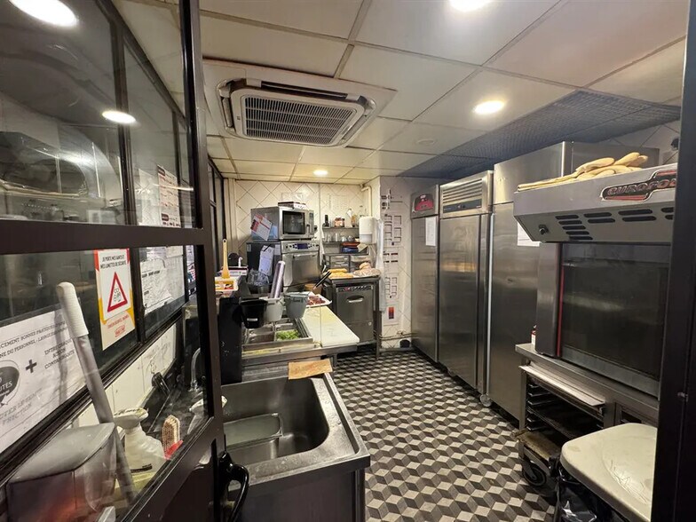 Local commercial dans Paris à louer - Photo de l’immeuble – Image 3 sur 7
