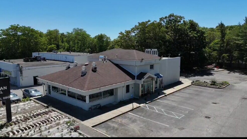 2074 Jericho Tpke, East Northport, NY à vendre - Photo de l’immeuble – Image 2 sur 14