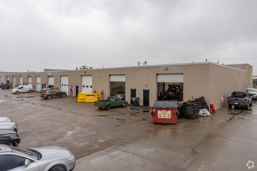 8733-8757 53 Av NW, Edmonton, AB à louer - Photo de l’immeuble – Image 2 sur 2