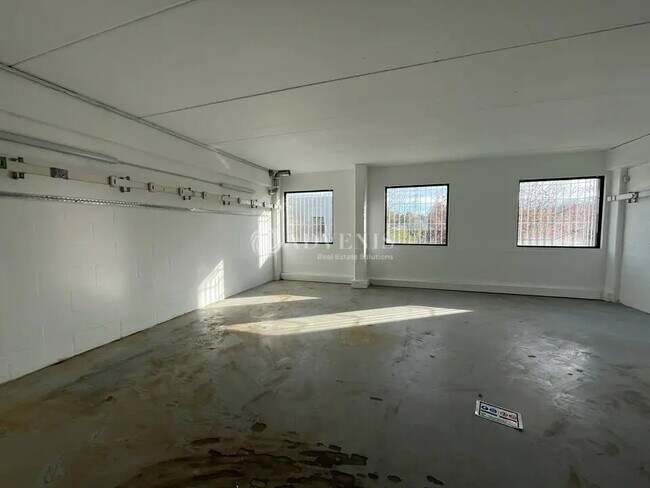 Plus de détails pour Local d'activités à louer