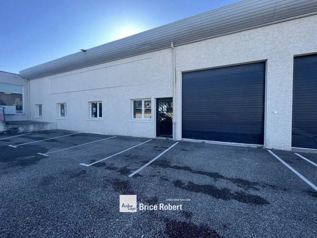 Bureau dans Décines-Charpieu à louer Photo de l’immeuble– Image 1 sur 5