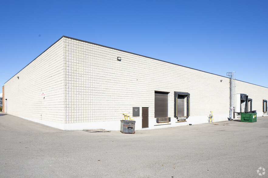 1750 Courtneypark Dr E, Mississauga, ON à louer - Photo de l’immeuble – Image 3 sur 6