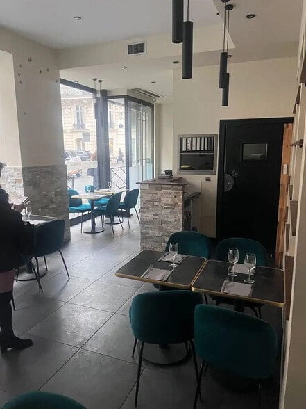 Local commercial dans Paris à louer - Photo de l’immeuble – Image 3 sur 8