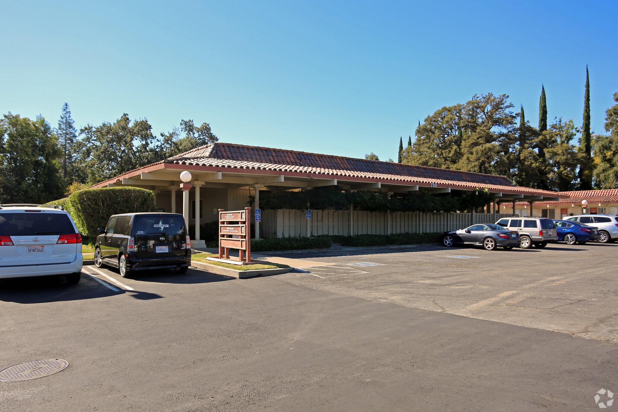 700 Sunrise Ave, Roseville, CA à louer Photo de l’immeuble– Image 1 sur 4