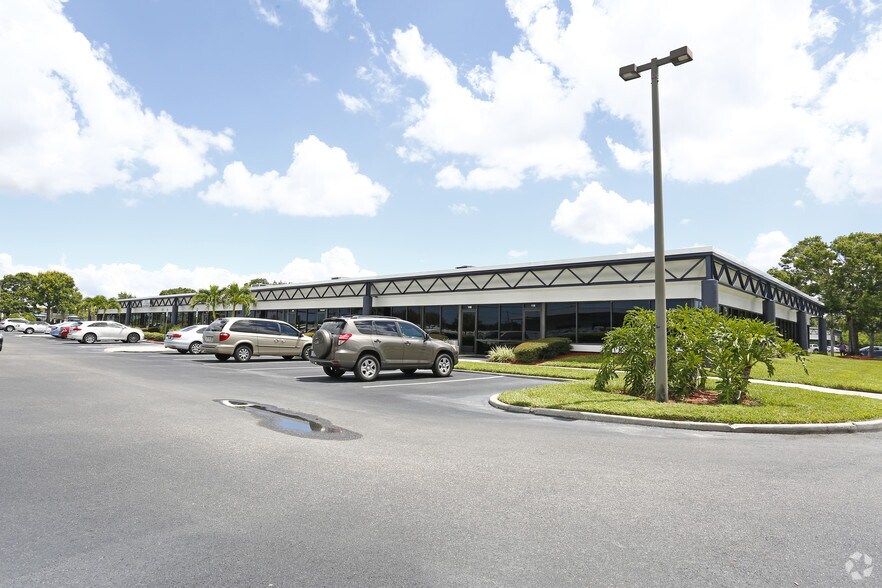 11701 S Belcher Rd, Largo, FL à louer - Photo de l’immeuble – Image 3 sur 22