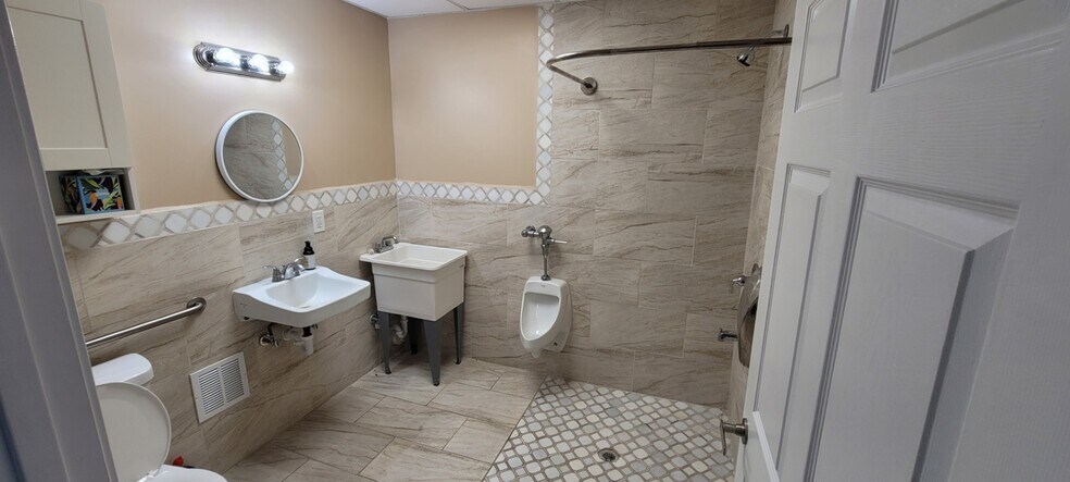 3374 E Atherton Rd, Burton, MI à louer - Photo de l’immeuble – Image 2 sur 6