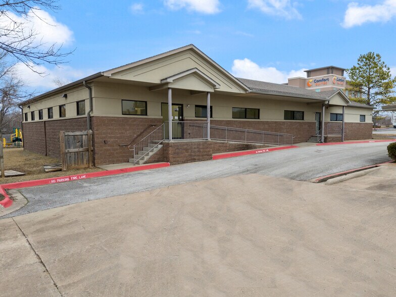 2003 SE Walton Blvd, Bentonville, AR à louer - Photo de l’immeuble – Image 1 sur 22