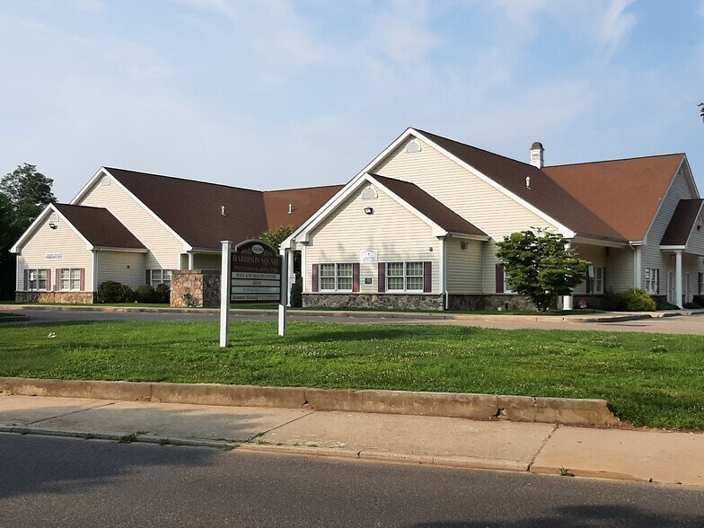 792 Harrison Ave, Riverhead, NY à vendre - Photo de l’immeuble – Image 3 sur 16
