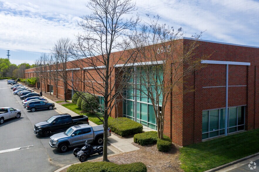 6945 Northpark Blvd, Charlotte, NC à louer - Photo principale – Image 1 sur 3
