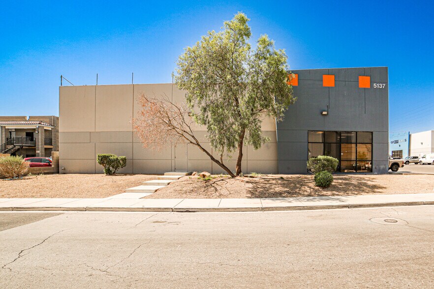 5137 W Oquendo Rd, Las Vegas, NV à vendre - Photo de l’immeuble – Image 3 sur 21