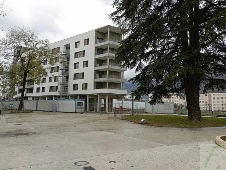 Local commercial dans Le Pont-de-Claix à louer - Photo de l’immeuble – Image 2 sur 4