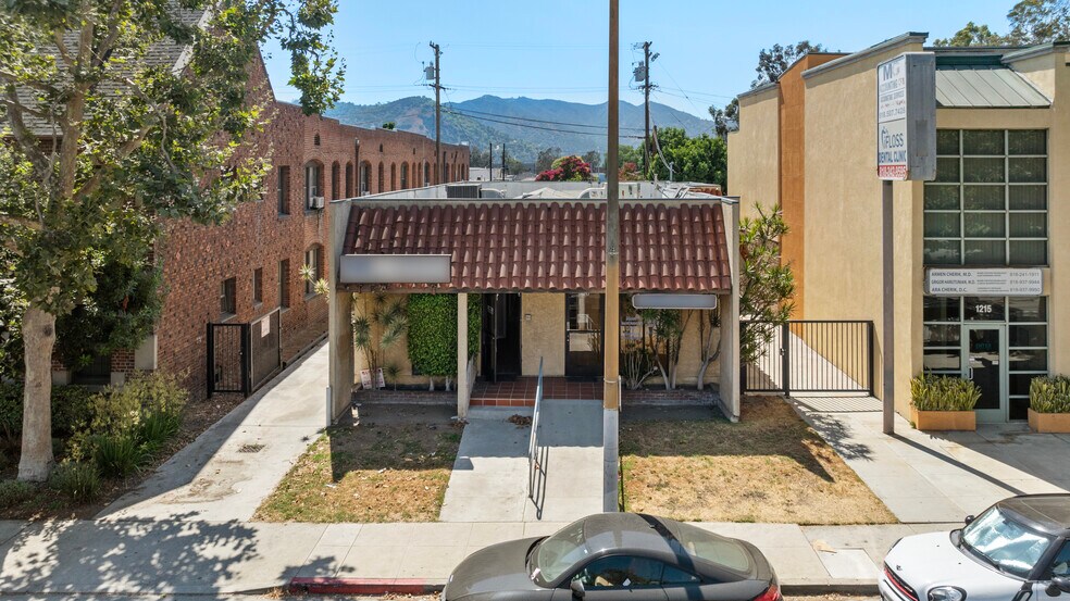 1217 S Central Ave, Glendale, CA à louer - Photo de l’immeuble – Image 2 sur 16