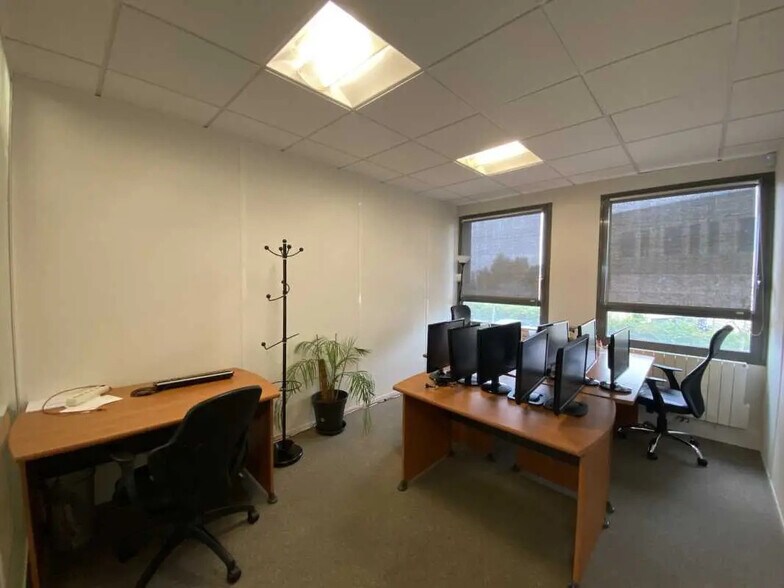 Bureau dans Isneauville à louer - Photo de l’immeuble – Image 3 sur 4