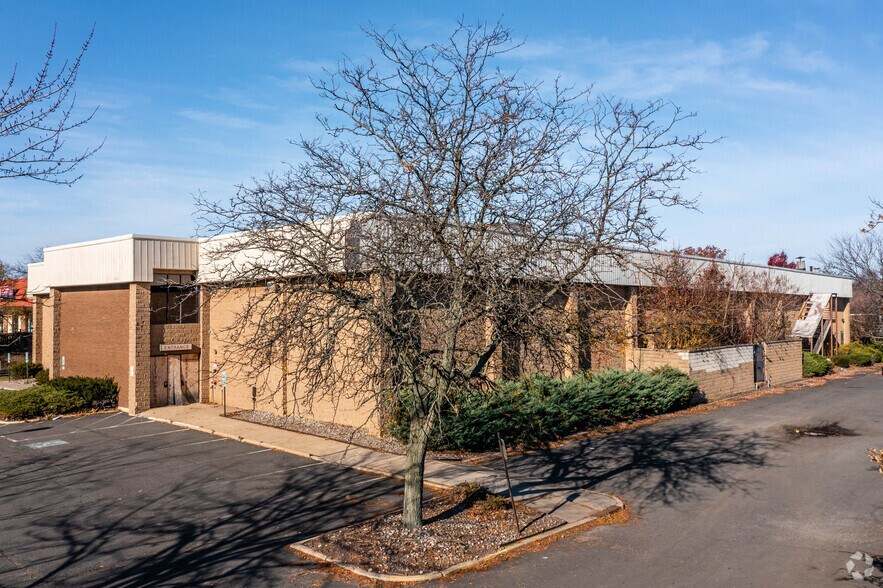 8 Edgeboro Rd, East Brunswick, NJ à louer - Photo principale – Image 1 sur 7