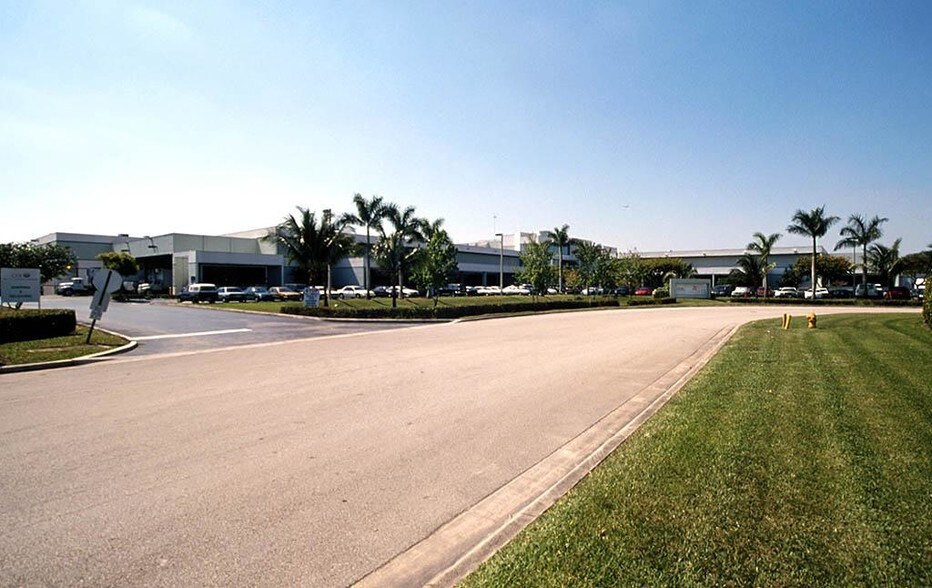 1800 NW 89th Pl, Miami, FL à louer - Photo de l’immeuble – Image 2 sur 50