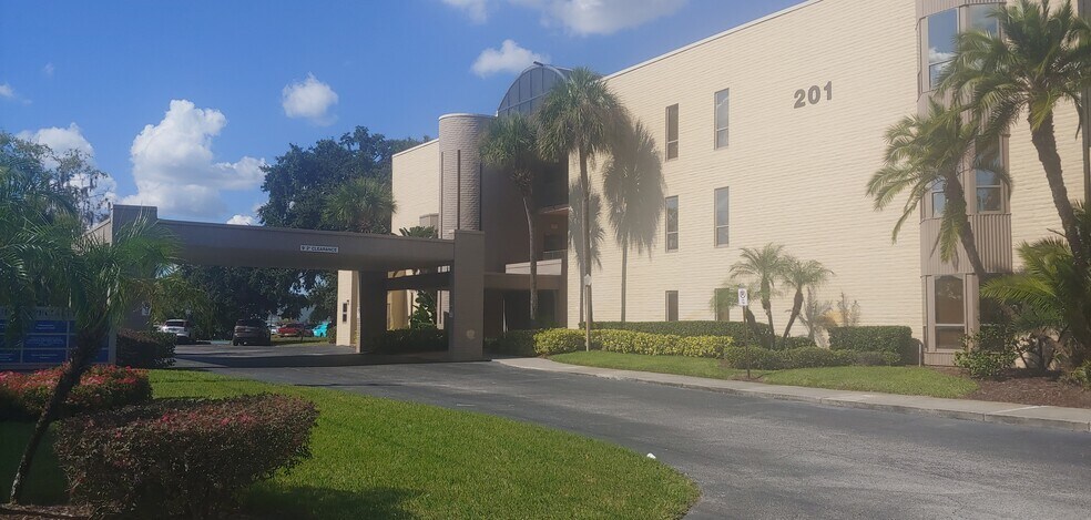 201 Hilda St, Kissimmee, FL à louer - Photo de l’immeuble – Image 1 sur 5