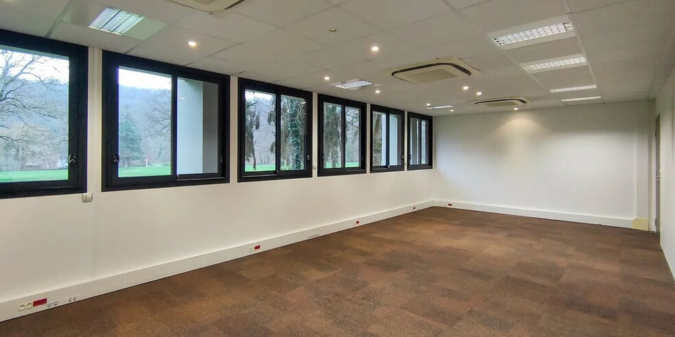 Bureau dans Voisins-le-Bretonneux à louer - Photo de l’immeuble – Image 1 sur 17