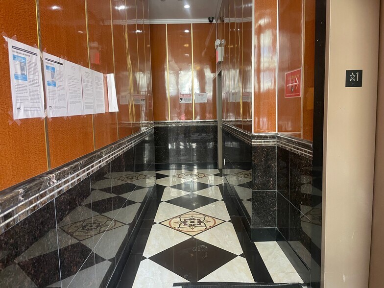 4142 College Point Blvd, Flushing, NY à louer - Hall d’entrée – Image 2 sur 16