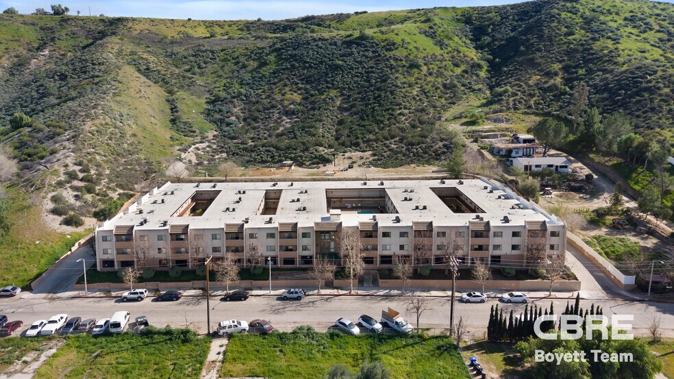 17740 Scherzinger Ln, Canyon Country, CA à vendre - Photo de l’immeuble – Image 1 sur 12