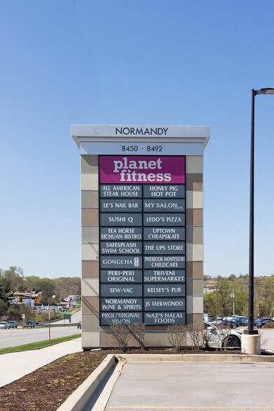 Normandy Shopping Center portefeuille de 6 biens à vendre sur LoopNet.fr - Photo de l’immeuble – Image 3 sur 25