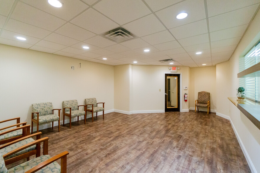 235 Shore Rd, Somers Point, NJ à louer - Hall d’entrée – Image 2 sur 40