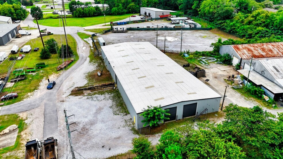 Newly Renovated Industrial & IOS Site portefeuille de 2 biens à vendre sur LoopNet.fr - Photo de l’immeuble – Image 3 sur 8