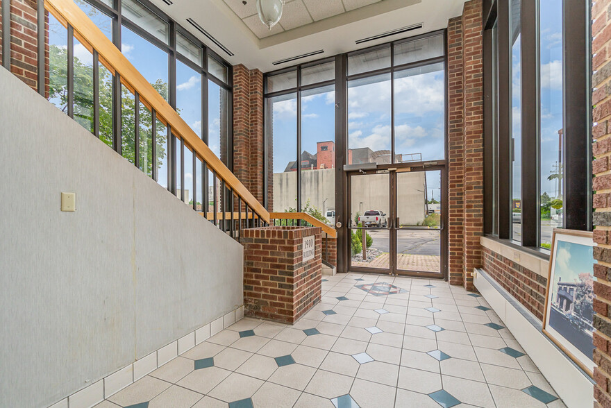 135 Washington Ave, Bay City, MI à vendre - Photo de l’immeuble – Image 3 sur 61