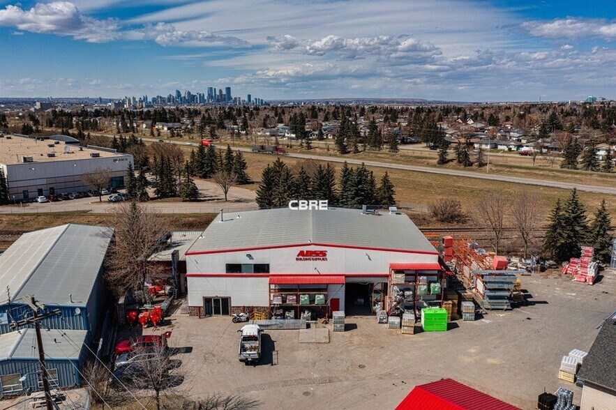 3296 44th Ave SE, Calgary, AB à louer - Photo de l’immeuble – Image 3 sur 6