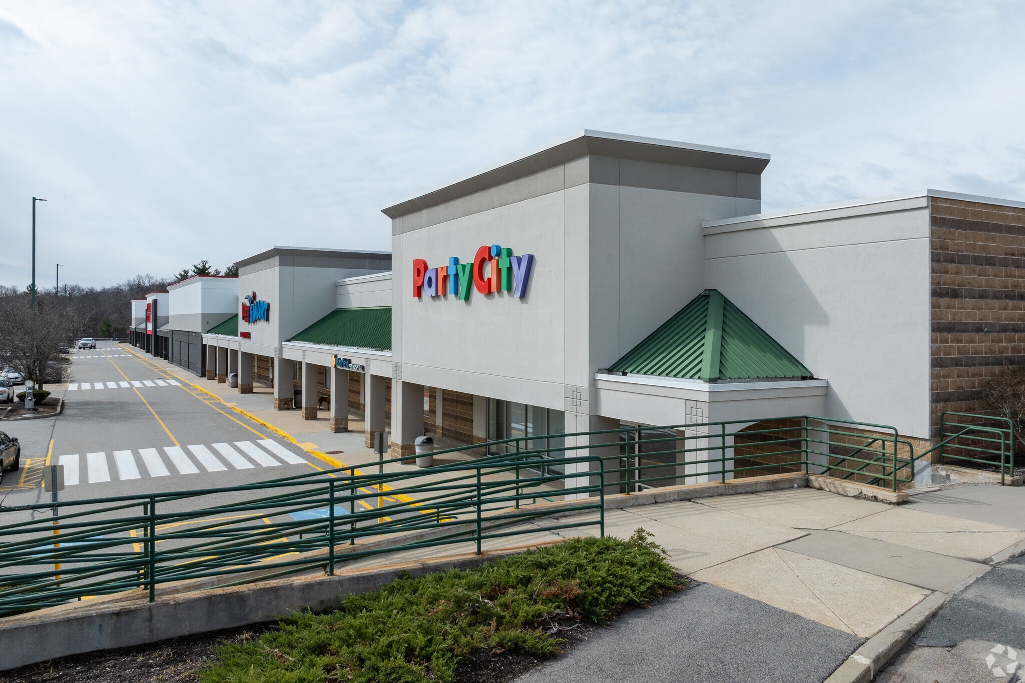 205-229 Hartford Ave, Bellingham, MA à louer Photo principale– Image 1 sur 4