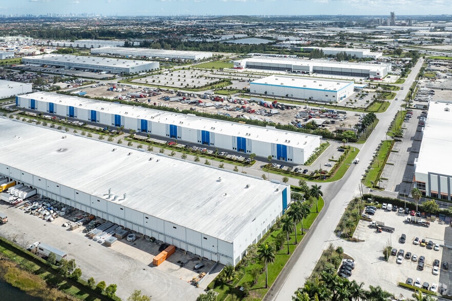10900 NW 146th St, Hialeah Gardens, FL à louer - Aérien – Image 3 sur 12