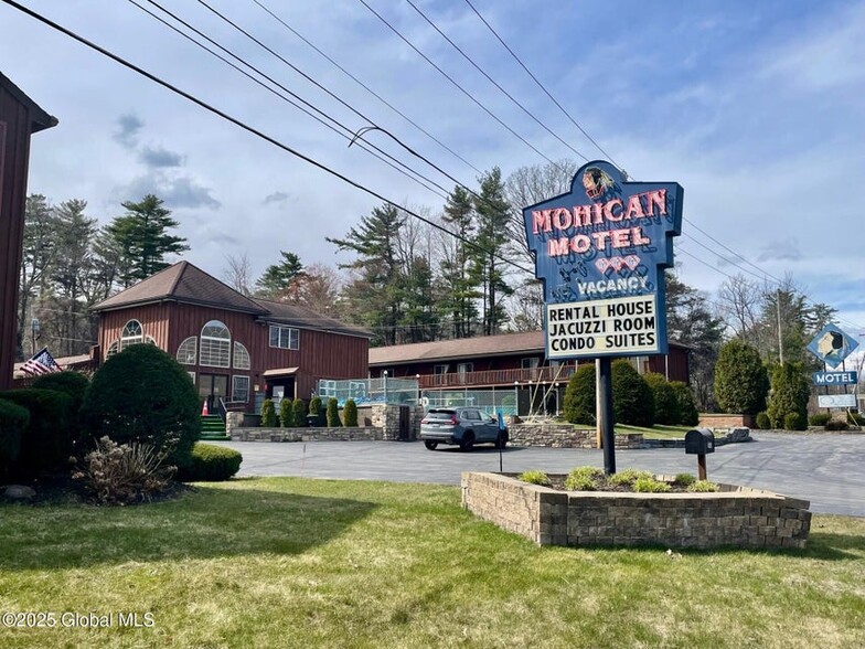 1545 Us-9, Lake George, NY à vendre - Photo de l’immeuble – Image 1 sur 53